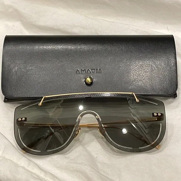 LIKE NEW. AMAVII JANE FRANCES SUNGLASSES AVIATOR SUNGLASSES 